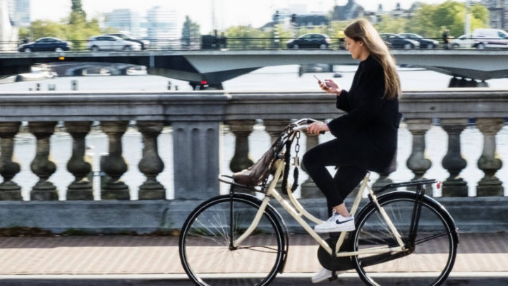 Telefoongebruik op de fiets? Hoe gevaarlijk is dat eigenlijk?